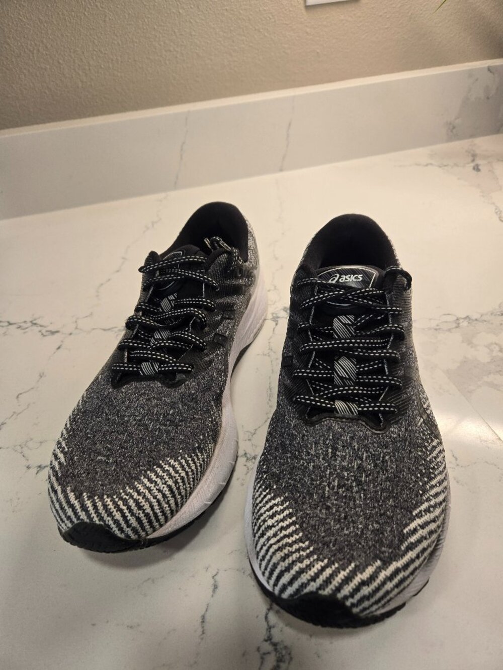 ASICS Women's GT 2000-10 WHITE AND BLACK  size 9.5 Medium